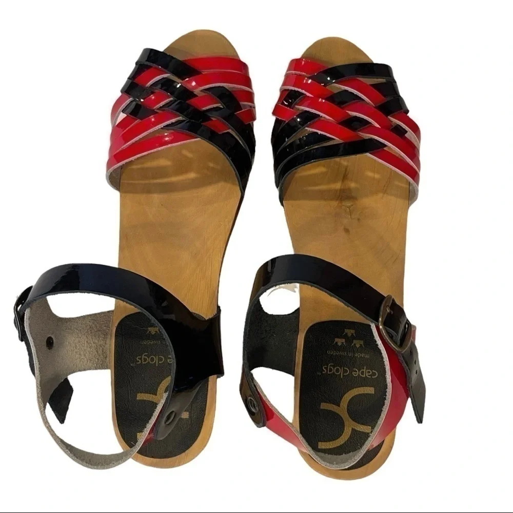 𝅺CAPE Clogs Red & Black patent leather open toed